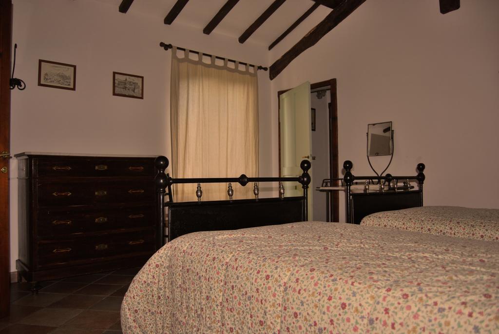 グアルド・タディーノ Casale Degli Uliviヴィラ 部屋 写真